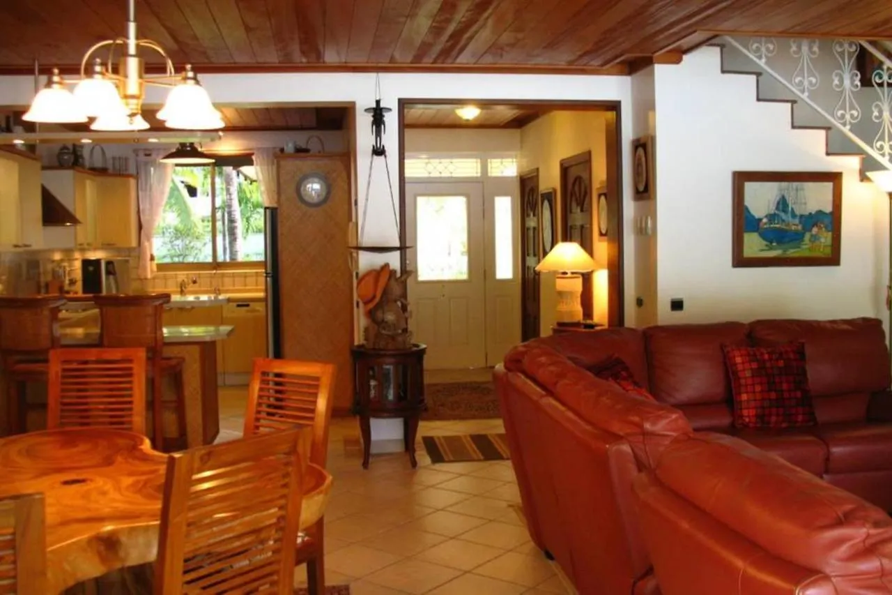 Villa Oramarama Paopao 0*,